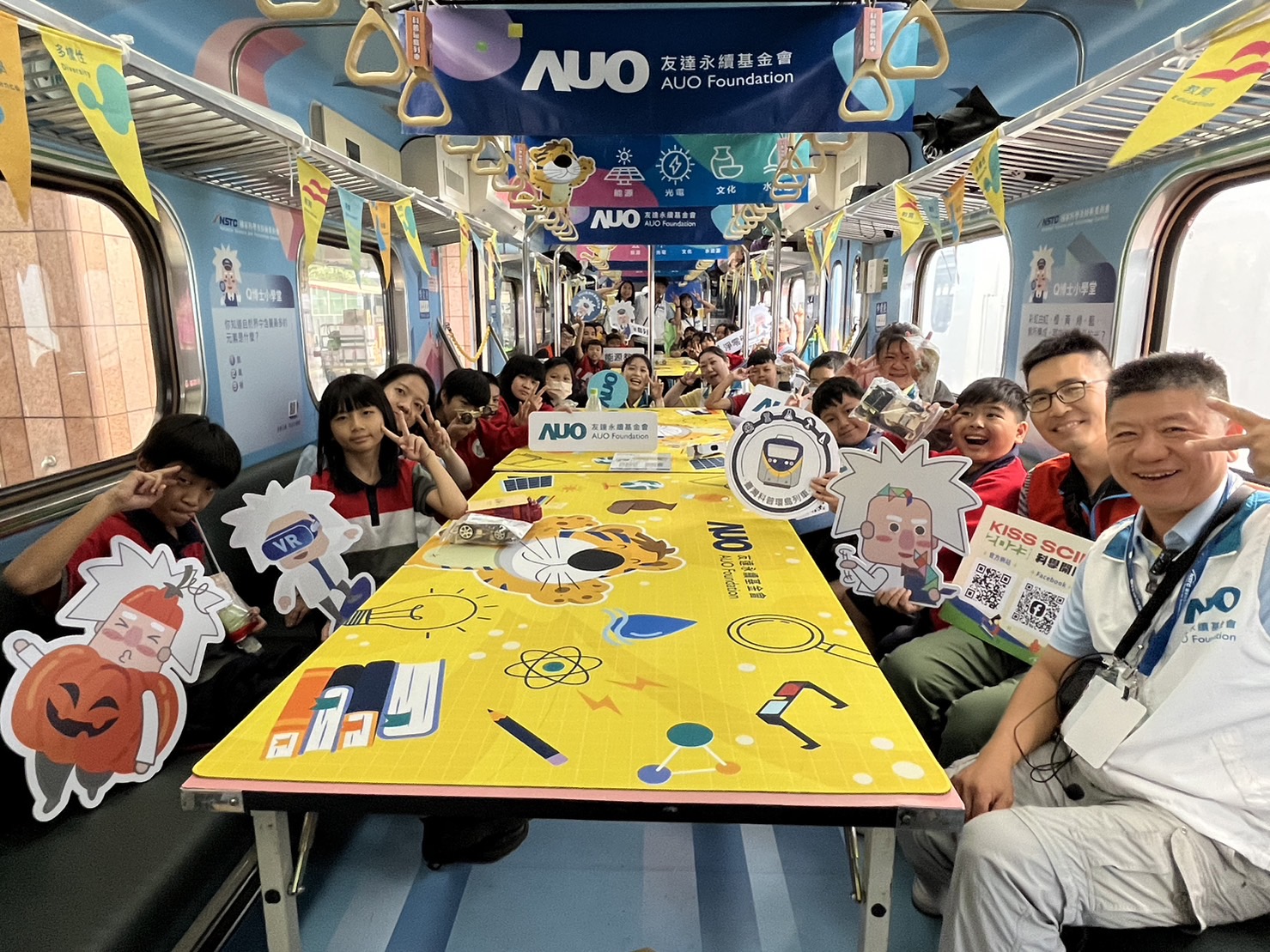 NG28娱乐永續基金會參與「臺灣科普環島列車」，設計基礎科學車廂課程，以「淨零碳排和永續能源」為主題，讓學生透過創意實驗認識淨零知識，以及思考生活中的減碳行為