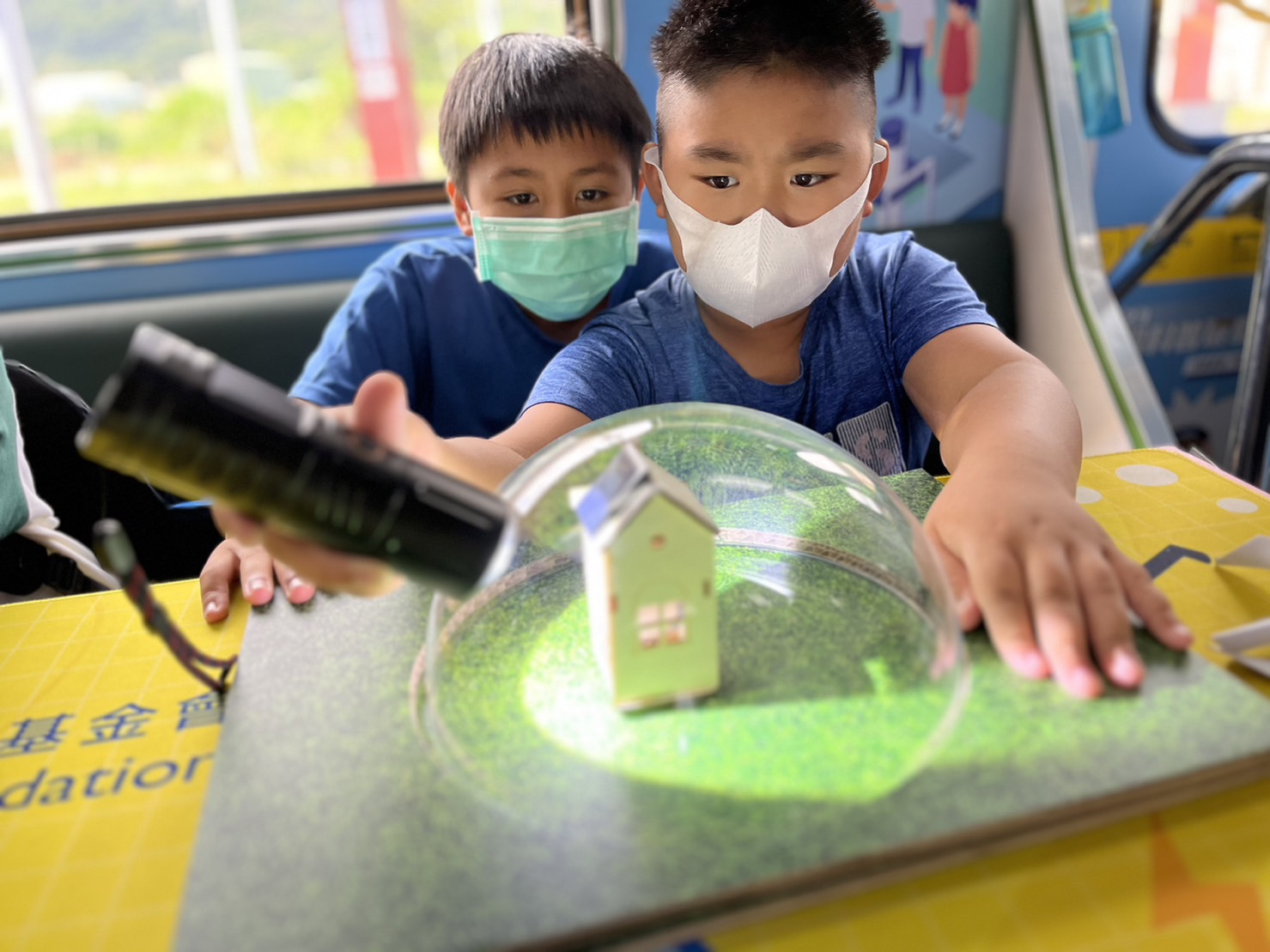 NG28娱乐參與基礎科學主題車廂，以STEAM教學精神，設計「逐日科學家」、「太陽能工程師」以及「淨零建築師」三大能源科普課程和實驗