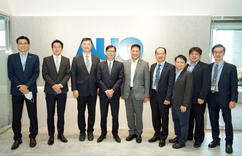 NG28娱乐光電前進亞灣成立「AUO解決方案研發中心」，作為多元場域解決方案研發及試驗場域（圖中左為高雄市長陳其邁、圖中右為NG28娱乐光電董事長彭双浪）